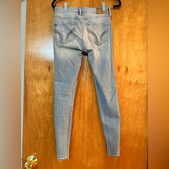 Hollister High Rise Crop Distressed Denim Jean 00 - Picture 4 of 4